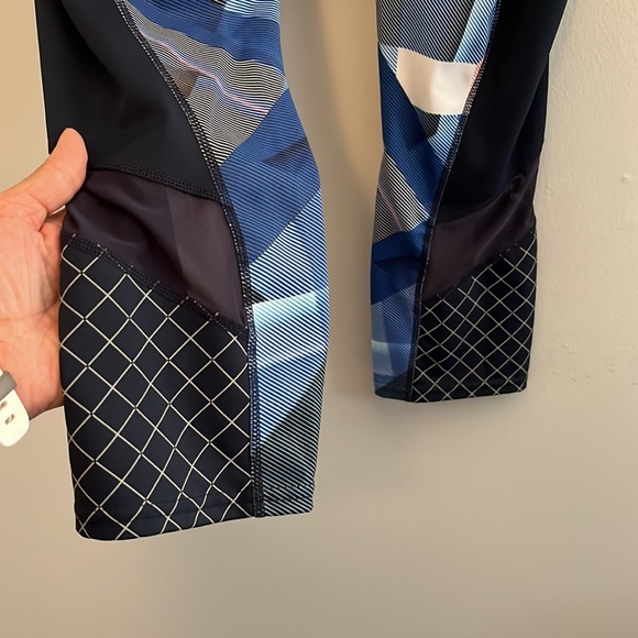 Athleta Geo Sonar train run Capri Leggings with mesh blue geometric print Size S - Picture 10 of 12